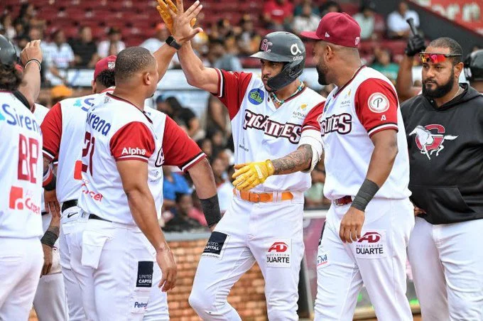 Gigantes vencen a Águilas y mantienen esperanza de clasificar