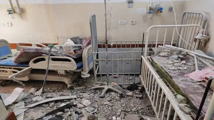 El ejército israelí asalta y prende fuego a un hospital en el norte de Gaza