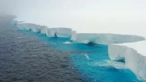 El iceberg más grande del mundo está a la deriva por el océano Antártico tras desprenderse