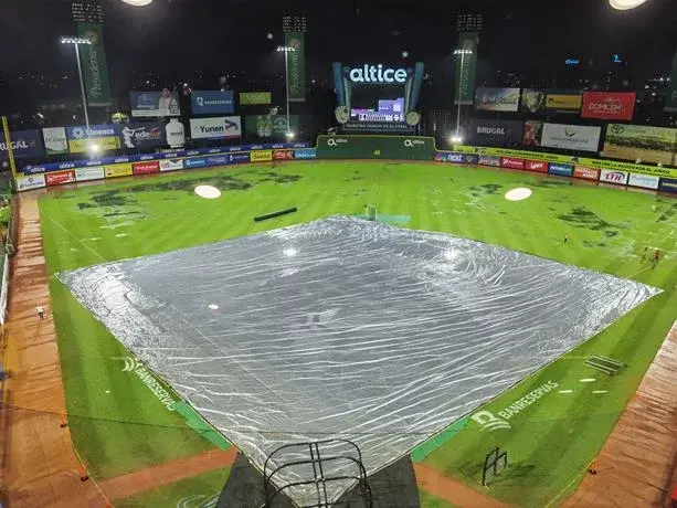 Dos partidos suspendidos por lluvia en los estadios Quisqueya y Tetelo Vargas