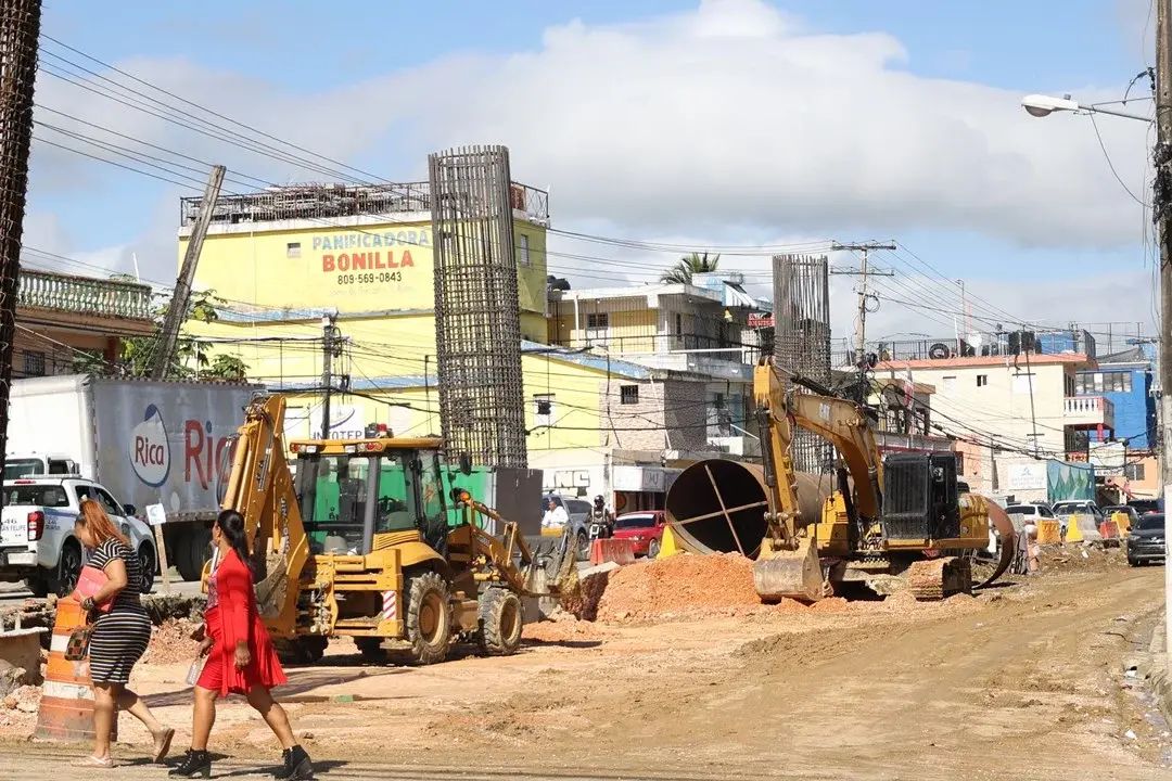 Comerciantes celebran pausa en trabajos del metro en Villa Mella; choferes piden rapidez