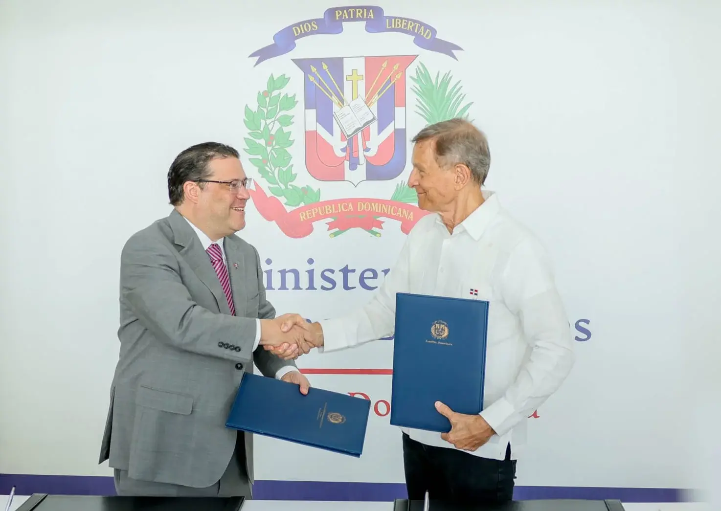 MIREX y DGA firman acuerdo para potenciar las exportaciones y eficientizar procesos administrativos