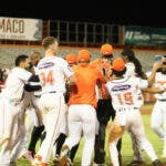 Toros dejan a los Gigantes en el terreno