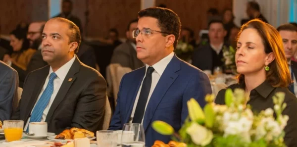 Samuel Pereyra, David Collado y Adriana Cisneros durante la celebración de la Feria Internacional de Turismo.