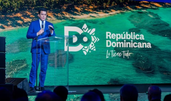 En la feria    turística con más de 200 expositores, se dan cita más de 30 empresas dominicanas del sector turismo local.