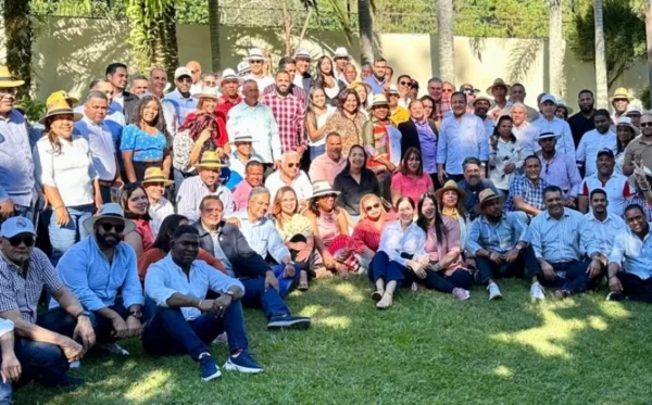 Martínez participó con decenas de miembros del PLD.