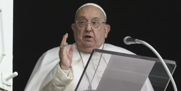 El papa Francisco plantea que los migrantes necesitan apoyo.