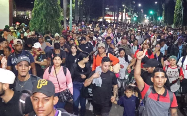 Migrantes de varias naciones marchan hacia Estados Unidos.