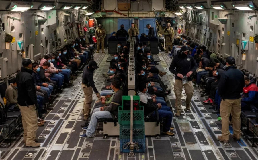 El presidente Donald Trump inició una política de repatriación masiva de inmigrantes ilegales. El presidente Donald Trump inició una política de repatriación masiva de inmigrantes ilegales.