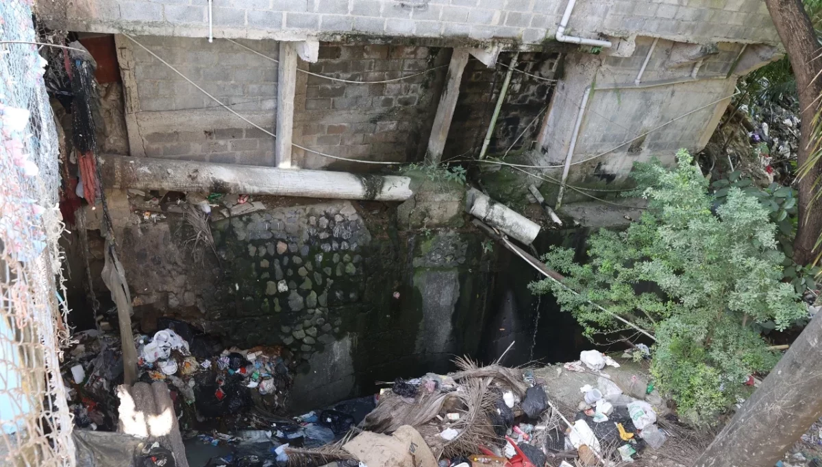 La limpieza de cañada en uno de los sectores de Santo Domingo Este es de las principales demandas por las aguas negras y la contaminación . Elieser Tapia