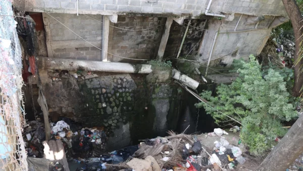 La limpieza de  cañada en uno de los sectores de Santo Domingo Este es de las principales demandas por las aguas negras y la contaminación  .  Elieser Tapia