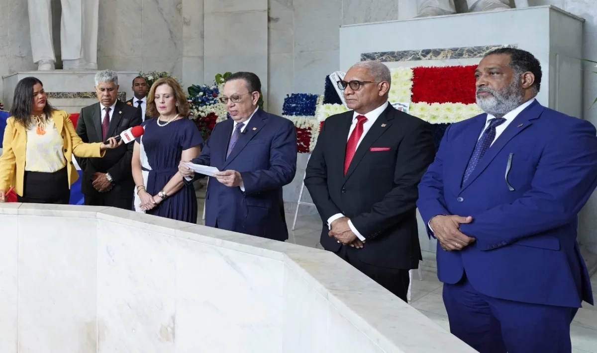 El gobernador del Banco Central, Héctor Valdez Albizu, durante depósito de ofrenda floral.