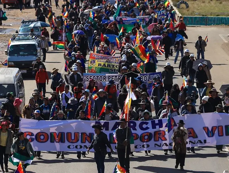 Los seguidores de Morales marchan hacia La Paz