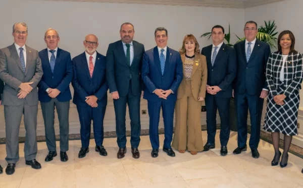 Ejecutivos del Grupo Popular y del Meliá Hotels International.