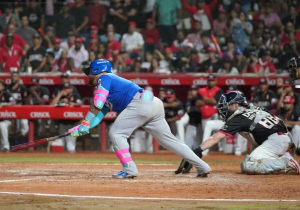 Harold Ramírez hace  swing con el que pegó sencillo empujador de la vuelta de la victoria en inning trece. manolito jiménez