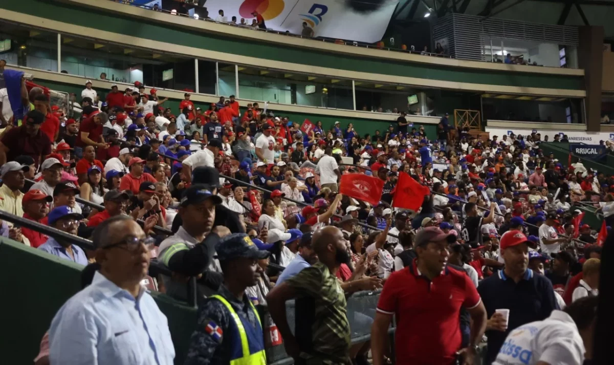 Miles de fanáticos presenciaron el primer juego de la serie final entre Licey y Escogido en el estadio Quisqueya. Alberto calvo.