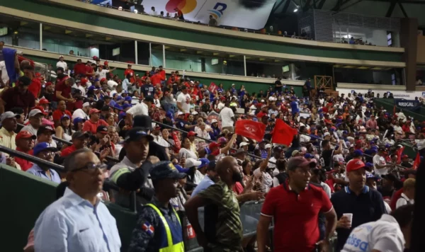 Miles de fanáticos presenciaron el primer juego de la serie final entre Licey y Escogido en el estadio Quisqueya.  Alberto calvo.