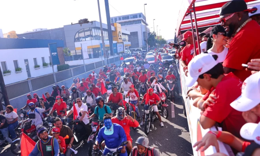 El inmortal del béisbol, David Ortiz, festeja con los fanáticos del Escogido durante la caravana del triunfo.  Alberto calvo