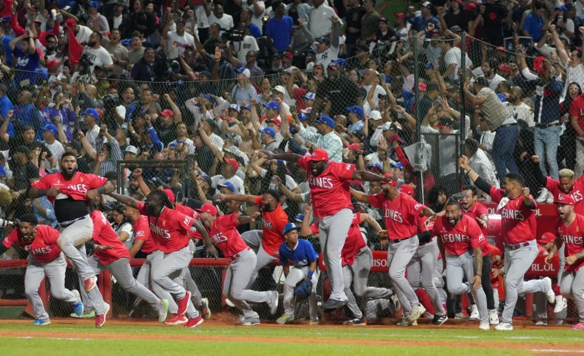 Jugadores de los Leones del Escogido celebran tras conseguir su corona 17 . Manolito jimenes