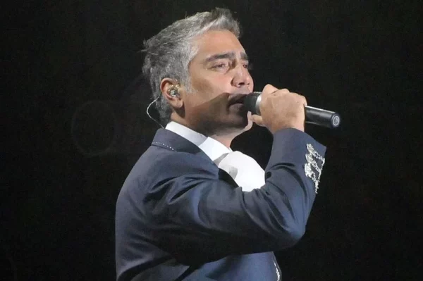 El artista mexicano Alejando Fernàndez.