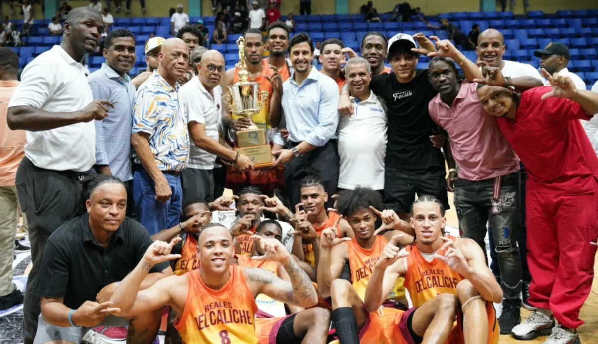 Jugadores y directivos de los Reales del Caliche reciben la copa de campeones del Clásico de Baloncesto Boyón Domínguez.