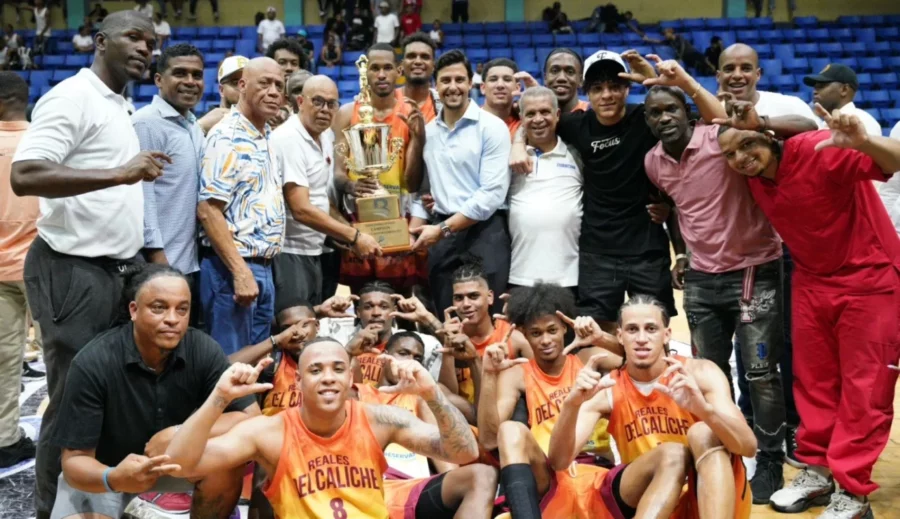 Jugadores y directivos de los Reales del Caliche reciben la copa de campeones del Clásico de Baloncesto Boyón Domínguez. Jugadores y directivos de los Reales del Caliche reciben la copa de campeones del Clásico de Baloncesto Boyón Domínguez.