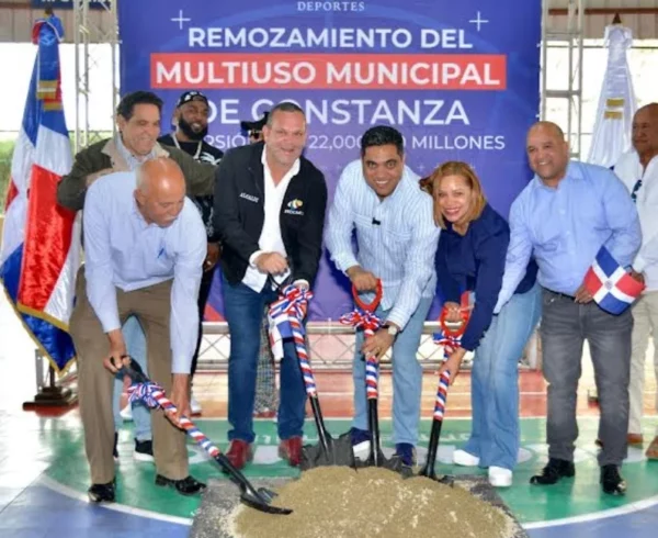 Kelvin Cruz y autoridades dan el palazo de remozamiento.