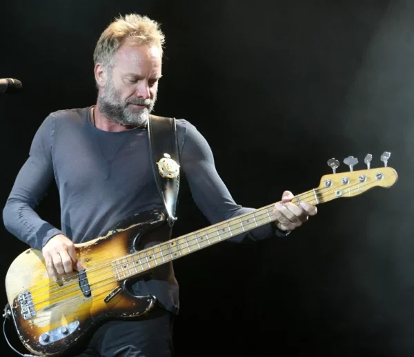 Sting también tenía que presentarse aquí en marzo.