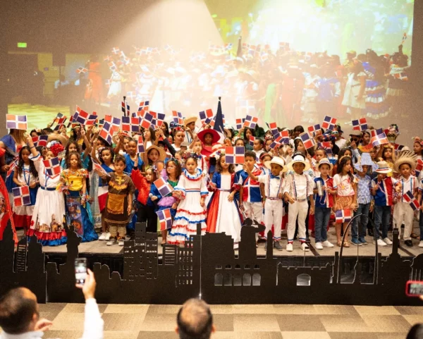 Los niños que participaron en la exposición estaban vestidos con los colores de la dominicanidad.