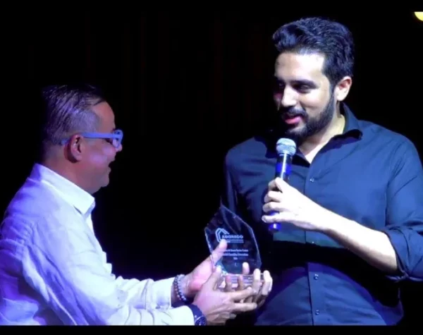 Momento en el que Gabriel González Florentino recibe el reconocimiento.