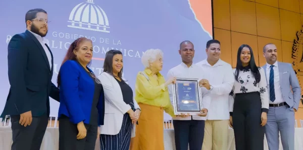 Milagros Ortiz Bosch, titular de la Dirección General de Ética e Integridad Gubernamental, entrega el reconocimiento.