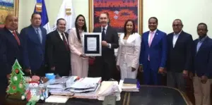 Franklin García Fermín recibe reconocimiento por sus aportes