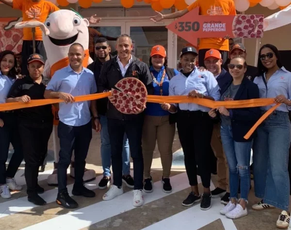 Ejecutivos de Little Caesars Pizza durante la apertura.