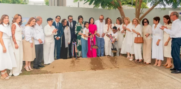 Momento del primer palazo de la nueva obra de manos de la primera dama Raquel Arbaje.