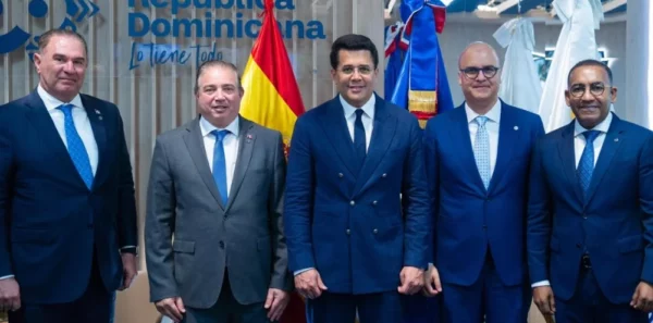Héctor Porcella, presidente de la JAC, junto a la delegación dominicana en Fitur.