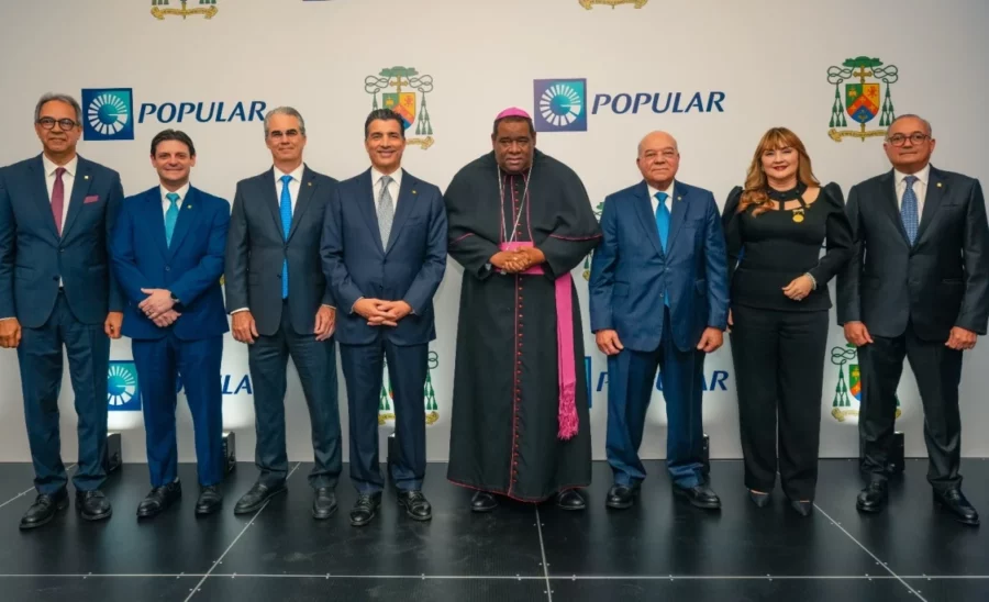 José Mármol, Manuel A. Grullón Hernández, René Grullón, Christopher Paniagua, monseñor Jesús Castro Marte, Manuel E. Jiménez F., Antonia Antón de Hernández y Juan Lehoux.1 José Mármol, Manuel A. Grullón Hernández, René Grullón, Christopher Paniagua, monseñor Jesús Castro Marte, Manuel E. Jiménez F., Antonia Antón de Hernández y Juan Lehoux.1