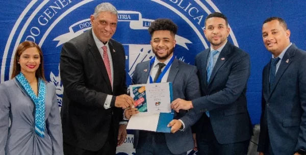 El ministro de la Juventud, y el cónsul de NY, reconocen a joven destacado en el extranjero.