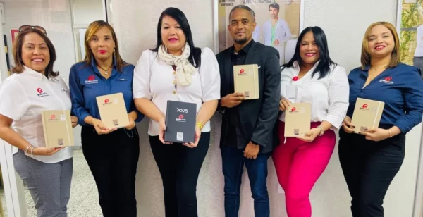 Al centro, Sulin Lantigua de Glass, junto a ejecutivos de la empresa.