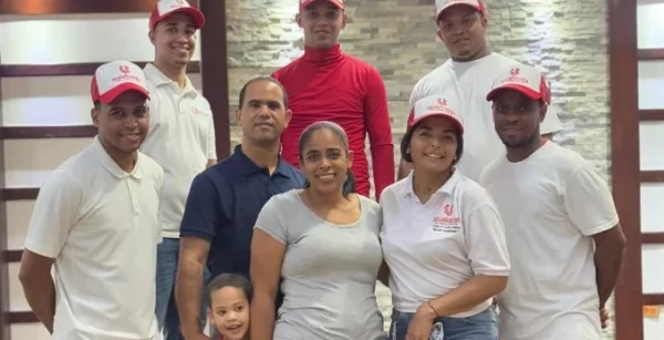 Junior Caba Perdomo, luego de hacer entrega de los juguetes.