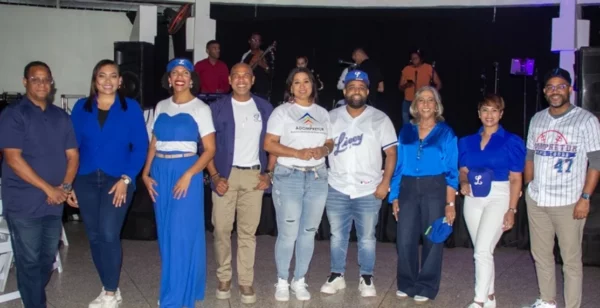 Yenny Polanco Lovera recibe el reconocimiento otorgado por su junta directiva: Luis Santiago, Amelia Reyes, Cristina Rosario, Salvador Batista, Héctor Marte, Mayra de Peña, Carmen Bretón y José Alberto Selmo.
