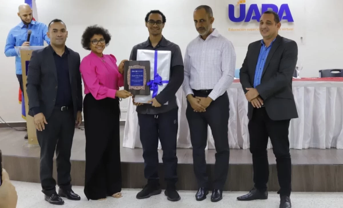 Docentes premian al ganador del primer lugar, Franklin Valdez de León.