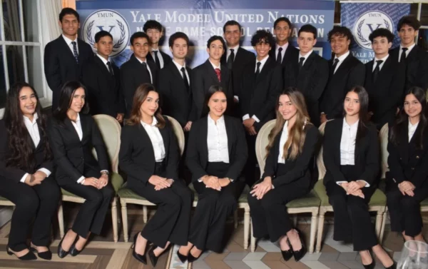 Los estudiantes que representarán al centro educativo.