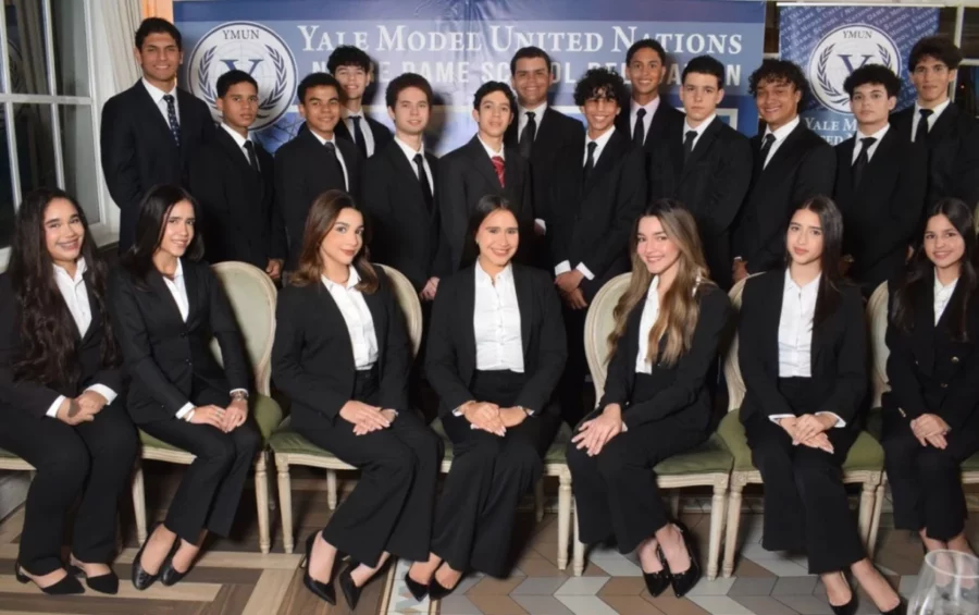 Los estudiantes que representarán al centro educativo. Los estudiantes que representarán al centro educativo.