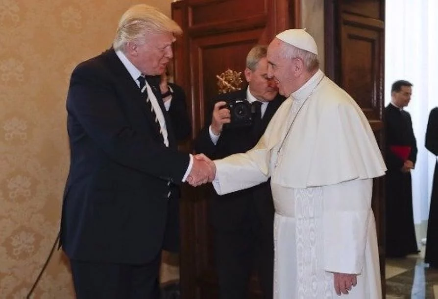 El papa anima a Trump a construir un país “sin odio o discriminación” y a promover la paz