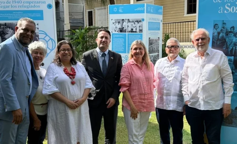 Representantes de ambas entidades, durante la inauguración de la exposición. Representantes de ambas entidades, durante la inauguración de la exposición.