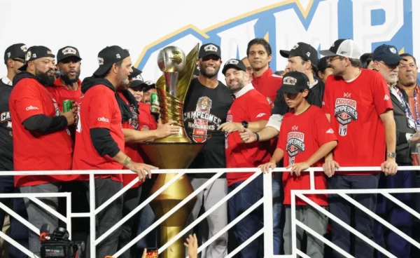 Jugadores y directivos de los Leones del Escogido celebran la victoria luego de recibir la copa que los acredita como los nuevos campeones nacionales de la pelota criolla.  manolito jiménez