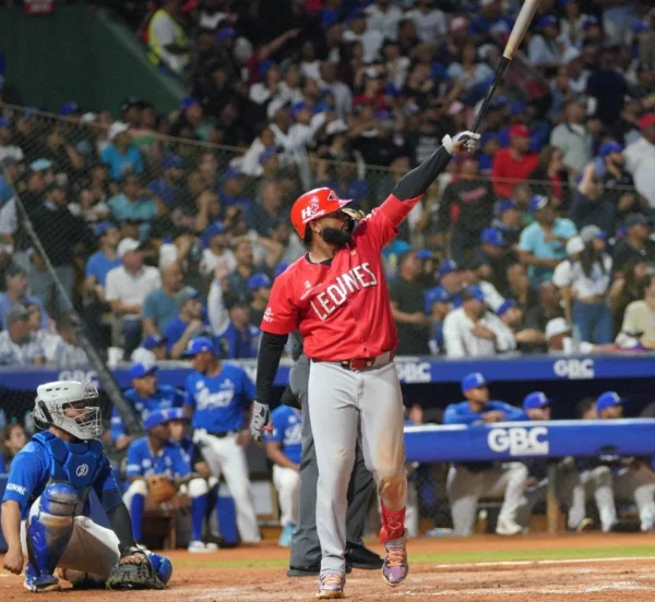 Junior Caminero  mira trayectoria de   jonrón.   Manolito Jiménez
