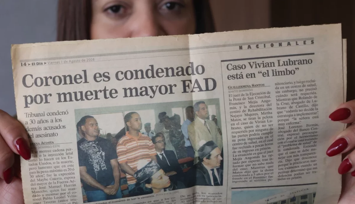 EL DÍA del 1 de agosto de 2008 da cuenta de la condena de los tres implicados en el caso, quienes aparecen de pie. ELIESER TAPIA