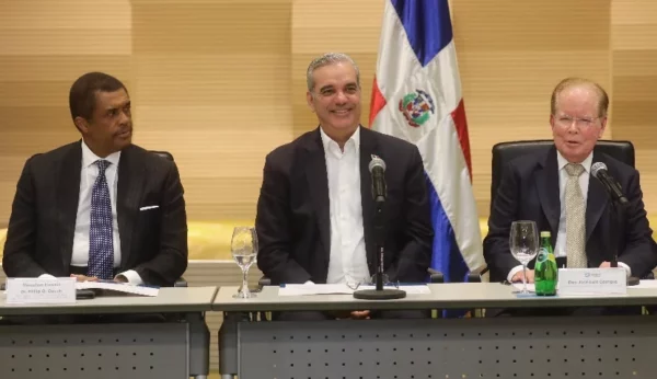 Philip O. Ozuah, Luis Abinader y José Luis Corripio Estrada.
