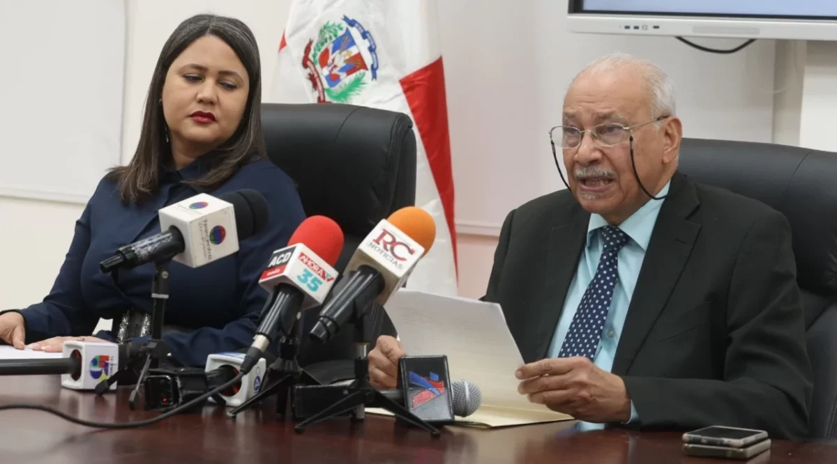 Viceministro Acreditación y Certificación Docente, Francisco de Óleo, y directora de Desempeño, Martha Lebrón. Elieser Tapia